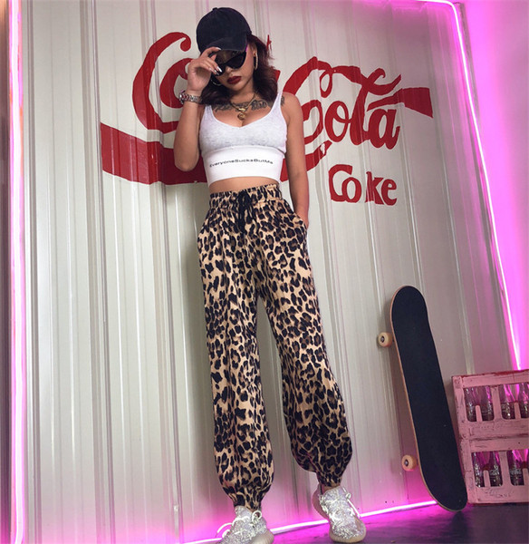 Модерен дамски панталон с животински десен и връзки в кафяв цвят 