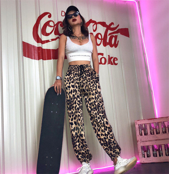 Модерен дамски панталон с животински десен и връзки в кафяв цвят 