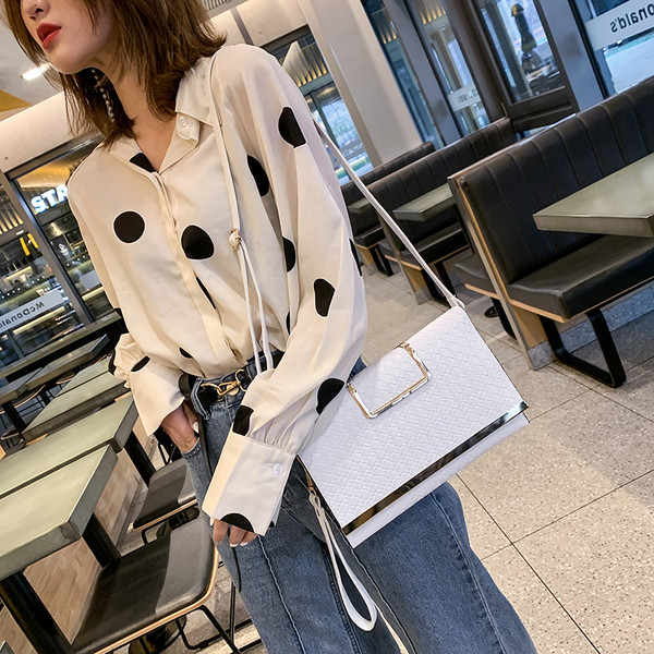 Női kuplung fogantyúval fehér, szürke és fekete színben