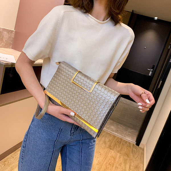 Női kuplung fogantyúval fehér, szürke és fekete színben