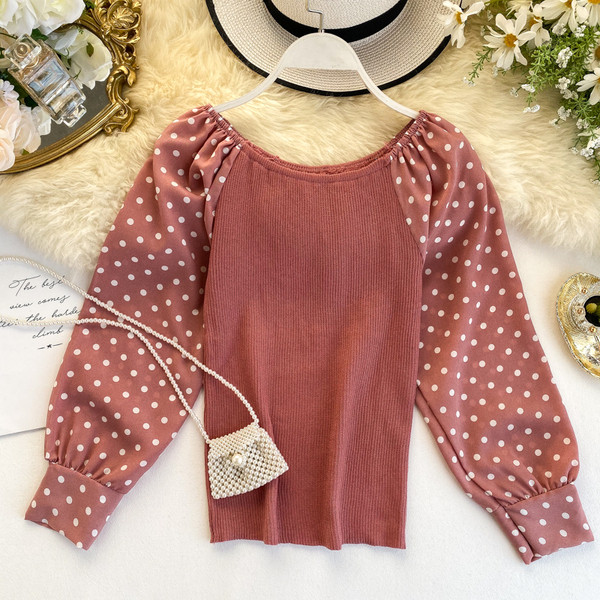 Modern női blúz kerek nyakkivágással, pöttyös ujjakkal, több színben