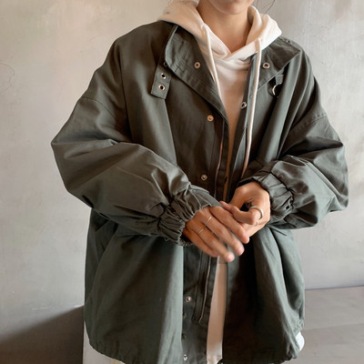 Női széles kabát két színben fűzős