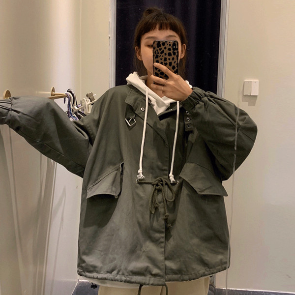 Női széles kabát két színben fűzős