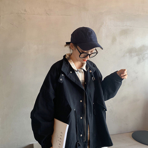 Női széles kabát két színben fűzős