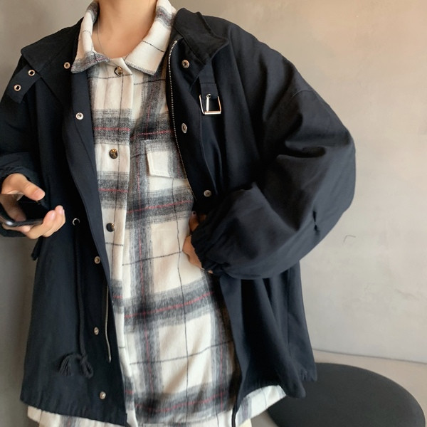 Női széles kabát két színben fűzős