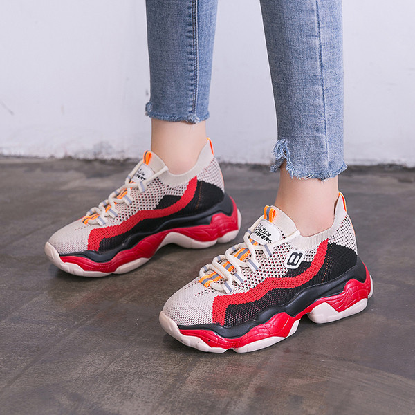 Aktuális női tornacipő durva talppal több színben