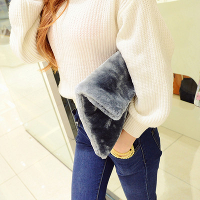 clutch modern de pluș în argintiu, negru, roșu și gri