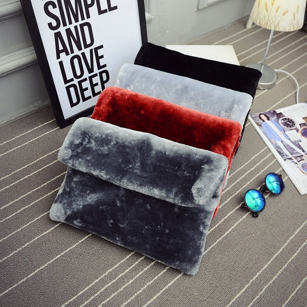 clutch modern de pluș în argintiu, negru, roșu și gri