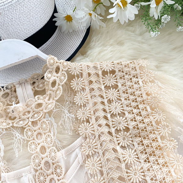 Μοντέρνο γυναικείο  φόρεμα με δαντέλα και λαιμόκοψη O σε δύο χρώματα