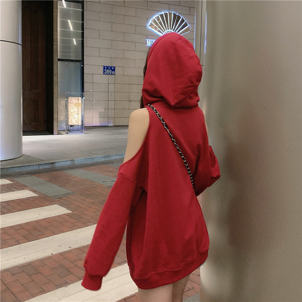 Fekete-piros női pulóver csupasz váll