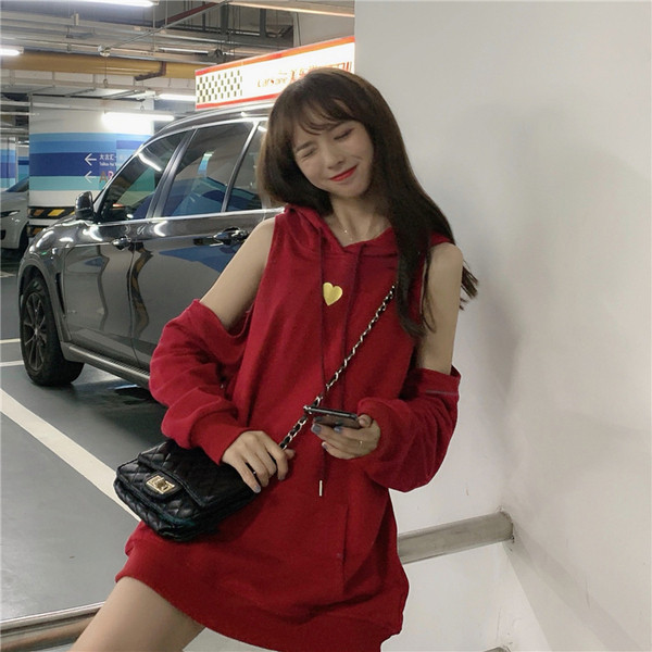 Fekete-piros női pulóver csupasz váll