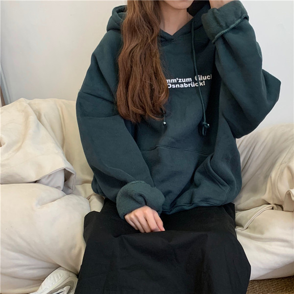 Napi női pulóver két színben felirattal és kapucnival