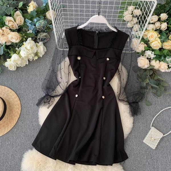 Stílusos női ruha négyzet alakú nyakkivágással és fekete cipzárral