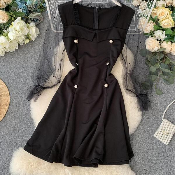 Stílusos női ruha négyzet alakú nyakkivágással és fekete cipzárral