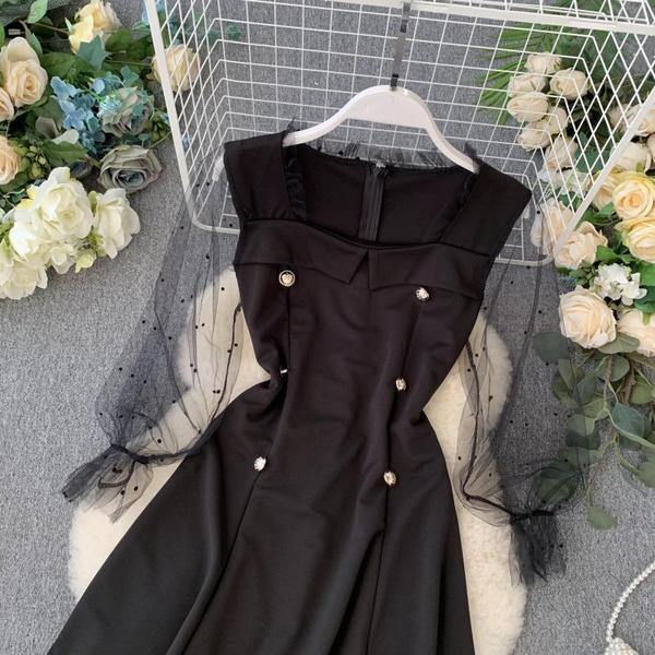 Stílusos női ruha négyzet alakú nyakkivágással és fekete cipzárral