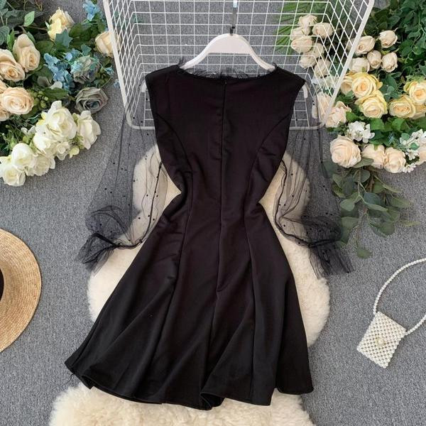 Stílusos női ruha négyzet alakú nyakkivágással és fekete cipzárral