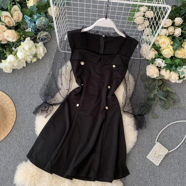 Stílusos női ruha négyzet alakú nyakkivágással és fekete cipzárral