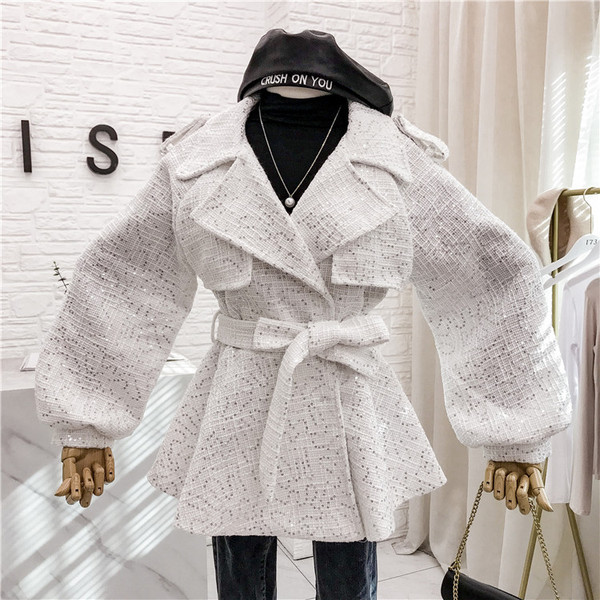 Palton elegant de dama cu efect stralucitor si curea in alb-negru