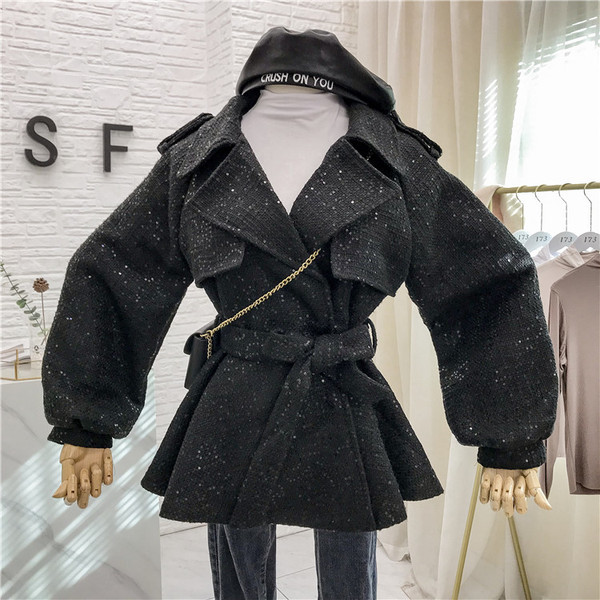 Palton elegant de dama cu efect stralucitor si curea in alb-negru