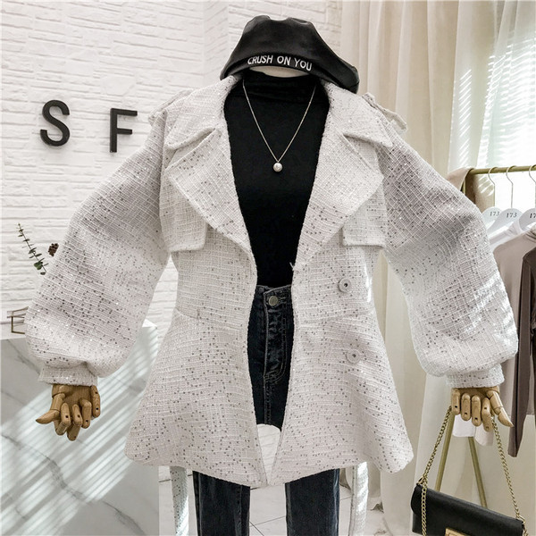 Palton elegant de dama cu efect stralucitor si curea in alb-negru