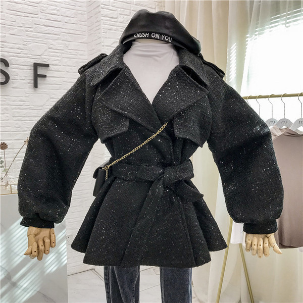 Palton elegant de dama cu efect stralucitor si curea in alb-negru