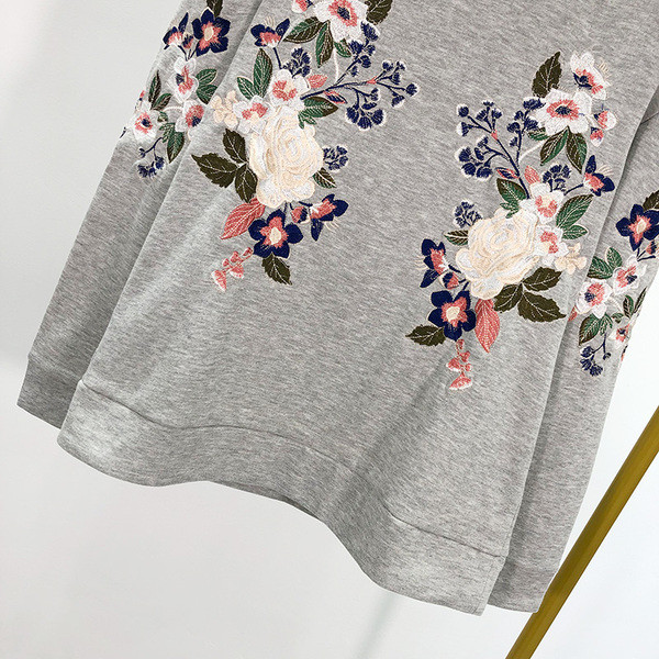 Szürke női blúz, hímzéssel és hosszú ujjal