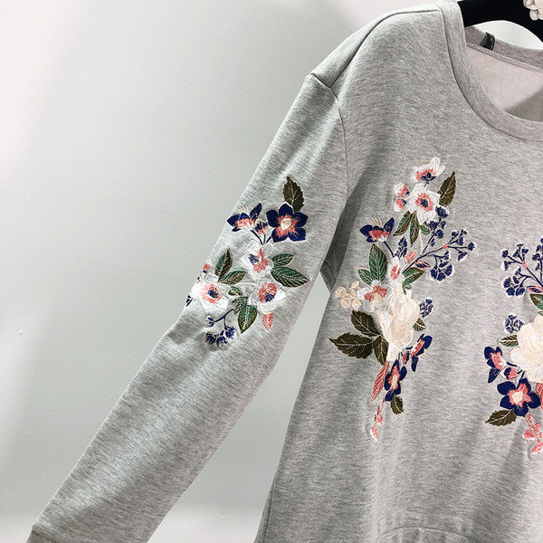 Szürke női blúz, hímzéssel és hosszú ujjal
