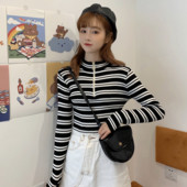 Női csíkos blúz két színben, magas gallérral és cipzárral