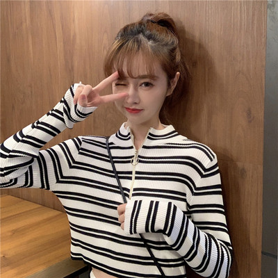 Női csíkos blúz két színben, magas gallérral és cipzárral