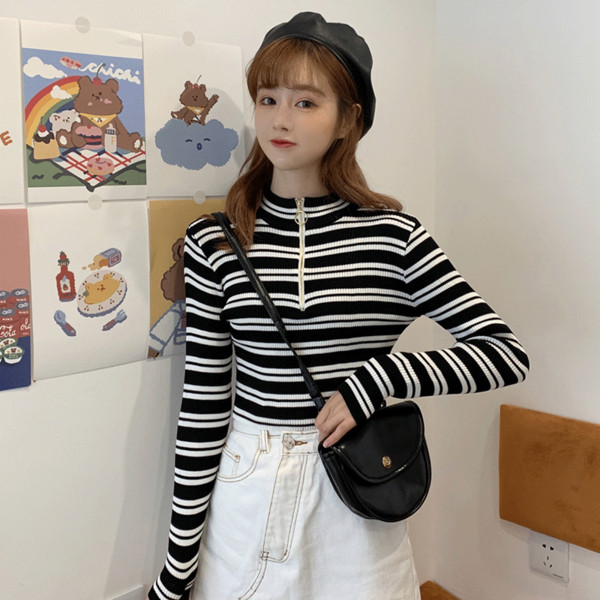 Női csíkos blúz két színben, magas gallérral és cipzárral