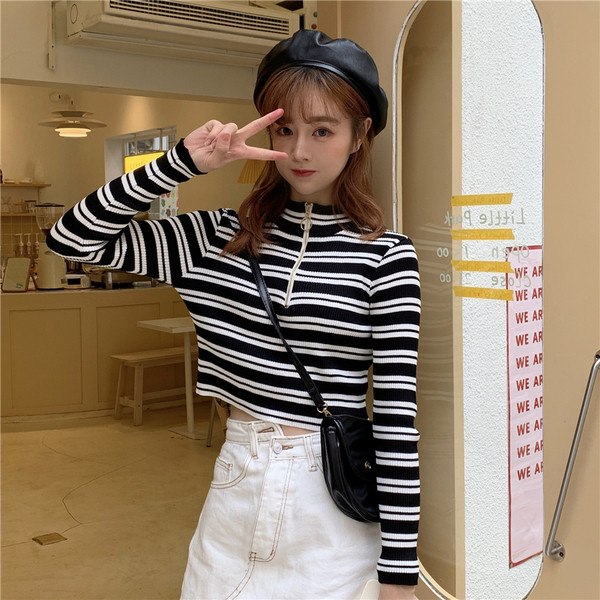 Női csíkos blúz két színben, magas gallérral és cipzárral