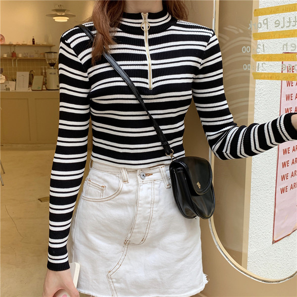 Női csíkos blúz két színben, magas gallérral és cipzárral