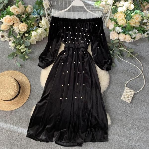 Hosszú női bársonyruha gyöngyökkel és tüllel fekete színben