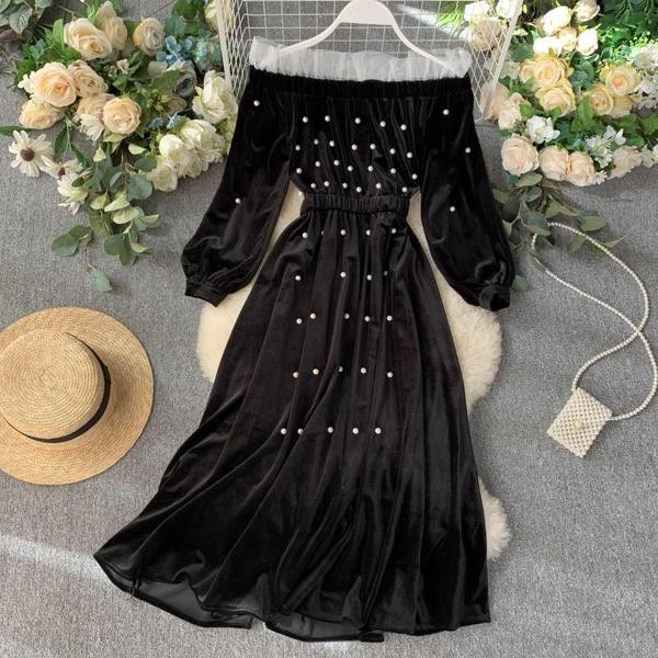 Hosszú női bársonyruha gyöngyökkel és tüllel fekete színben