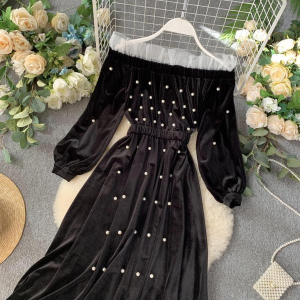 Hosszú női bársonyruha gyöngyökkel és tüllel fekete színben