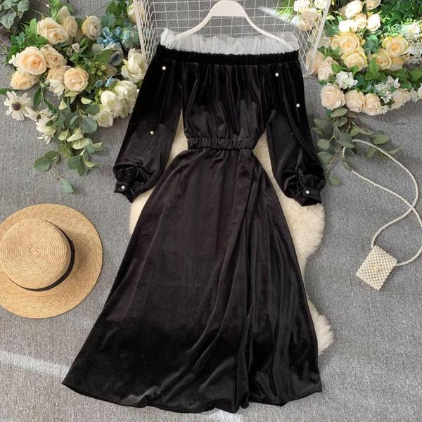 Hosszú női bársonyruha gyöngyökkel és tüllel fekete színben