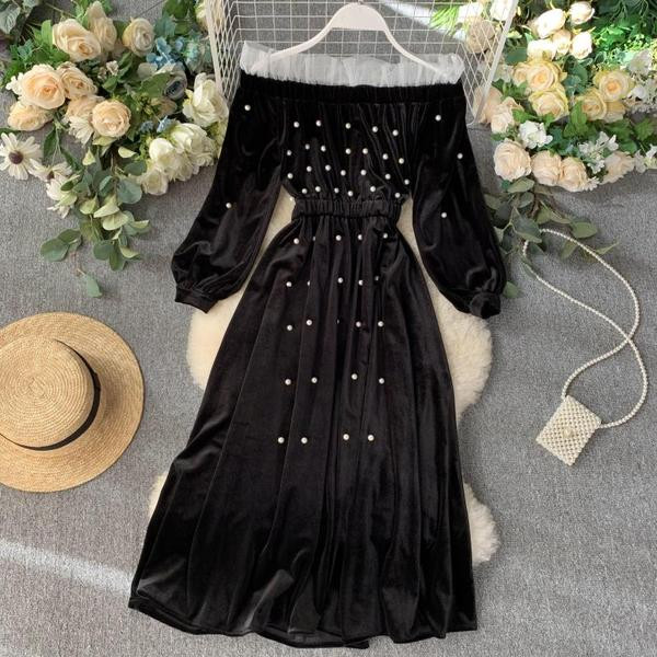 Hosszú női bársonyruha gyöngyökkel és tüllel fekete színben