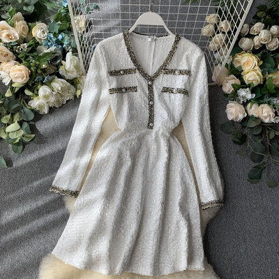 Stílusos női ruha spitz nyakkivágással és hosszú ujjú fehér és fekete színben