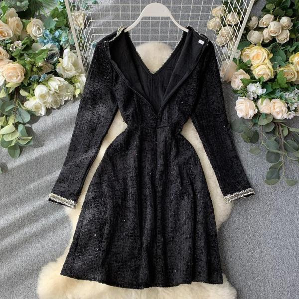 Stílusos női ruha spitz nyakkivágással és hosszú ujjú fehér és fekete színben