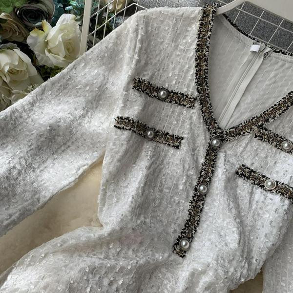 Stílusos női ruha spitz nyakkivágással és hosszú ujjú fehér és fekete színben