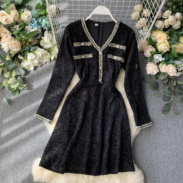 Stílusos női ruha spitz nyakkivágással és hosszú ujjú fehér és fekete színben