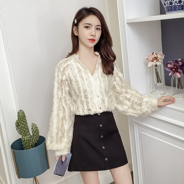 Camasa de dama actuala in trei culori cu dantela si decolteu in V