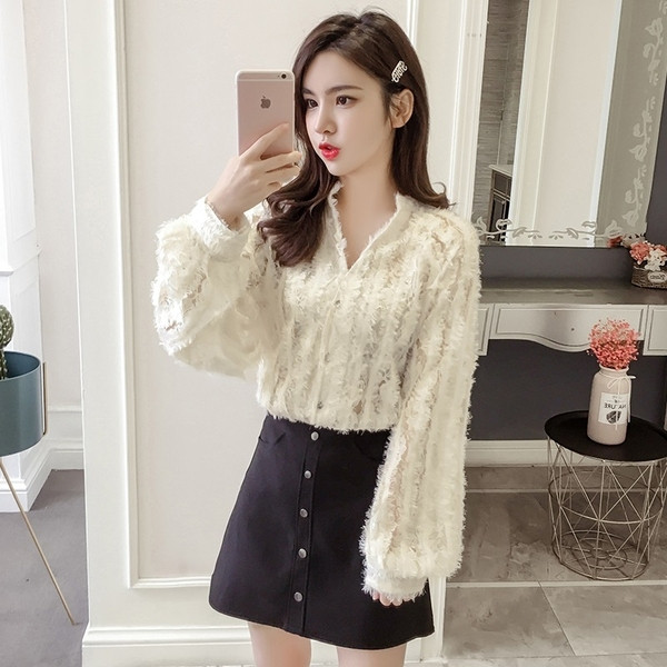 Camasa de dama actuala in trei culori cu dantela si decolteu in V