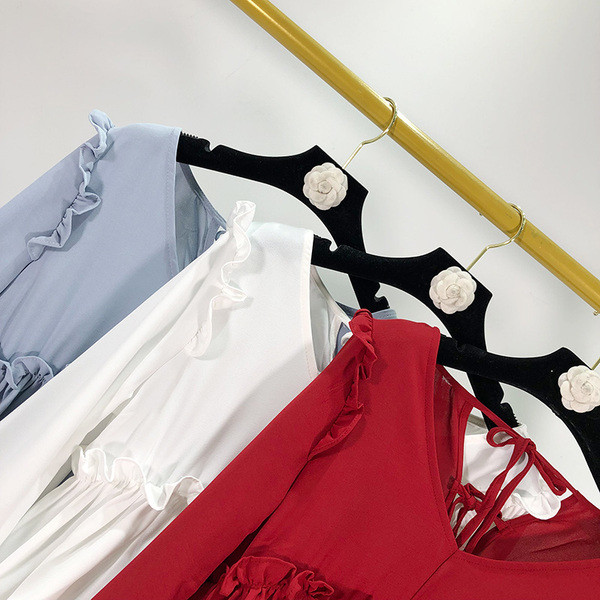 Rövid női blúz spitz nyakkivágással, hátul megkötős - három színben