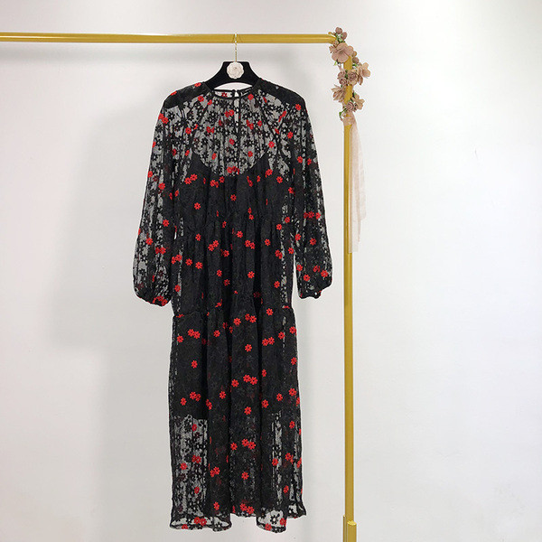 Elegáns hosszú fekete ruha tüllel és hímzéssel