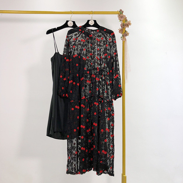 Elegáns hosszú fekete ruha tüllel és hímzéssel