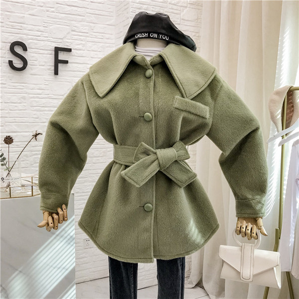 Aktuális női kabát gombokkal és övvel három színben