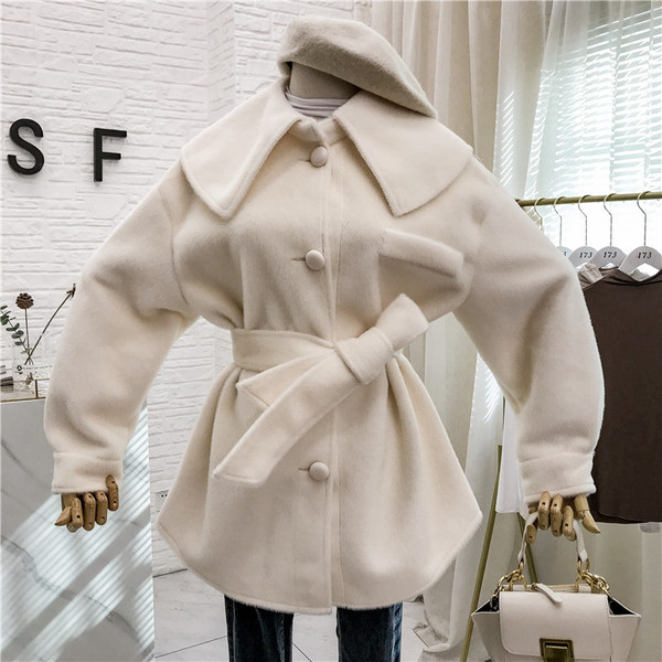 Aktuális női kabát gombokkal és övvel három színben