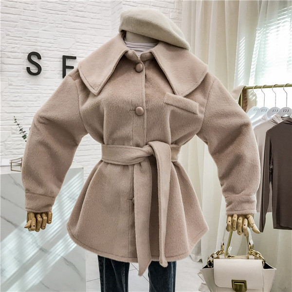 Aktuális női kabát gombokkal és övvel három színben