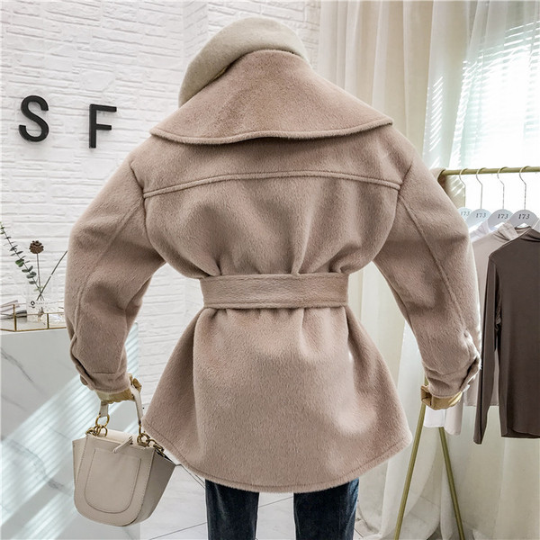 Aktuális női kabát gombokkal és övvel három színben